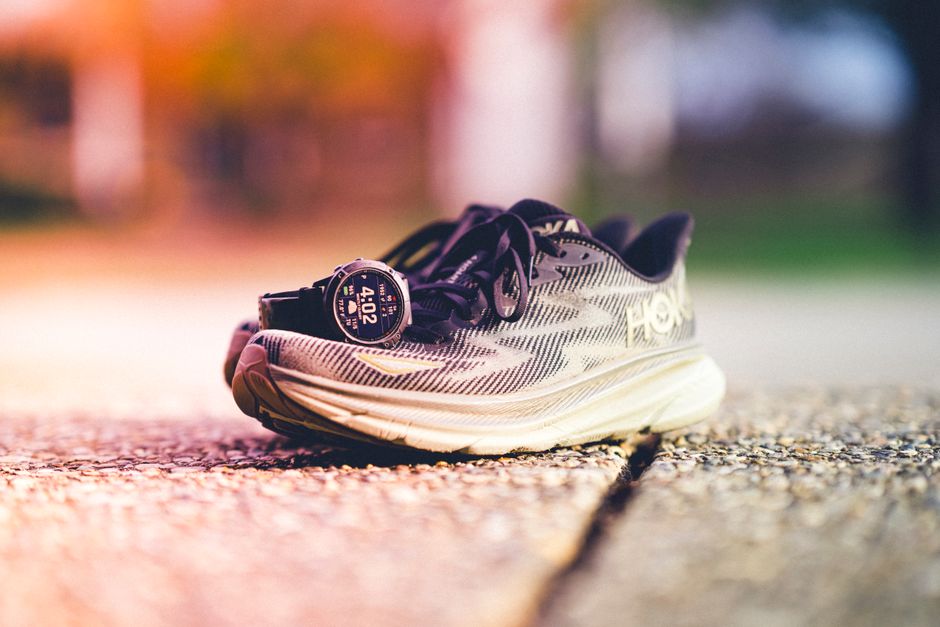 Tênis de corrida colocado no chão, simbolizando prática esportiva e atividades ao ar livre.