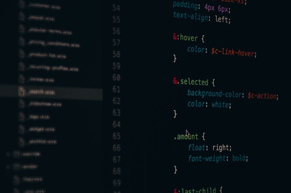Imagem de uma tela de código de programação, destacando a temática de desenvolvimento web e codificação.