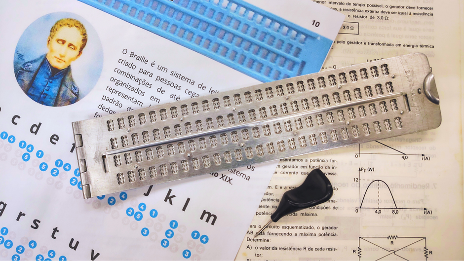 Imagem relacionada ao estudo e divulgação da leitura de Braille, destacando recursos táteis e materiais de apoio para pessoas com deficiência visual.