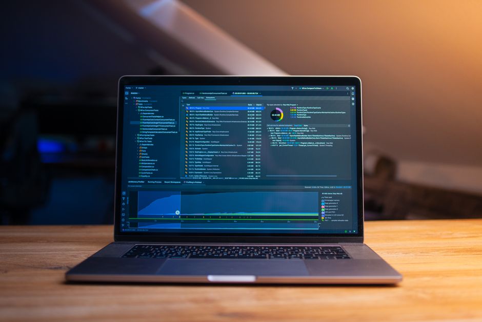 Laptop exibindo gráficos e dados digitais, representando análise financeira ou gestão de dados online.