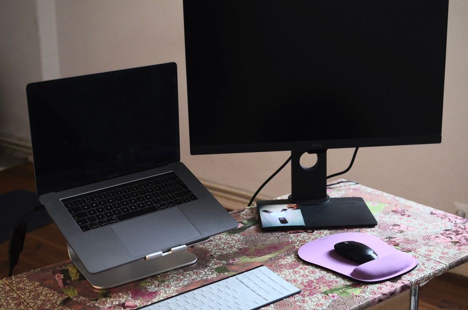 Configuração de espaço de trabalho com computador e monitor, ideal para artigos sobre produtividade digital e home office.