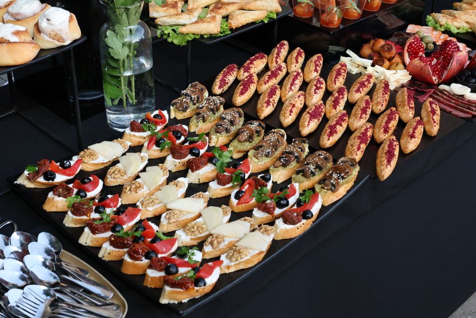 Mesa decorada com variados aperitivos doces e salgados para eventos ou confraternizações.