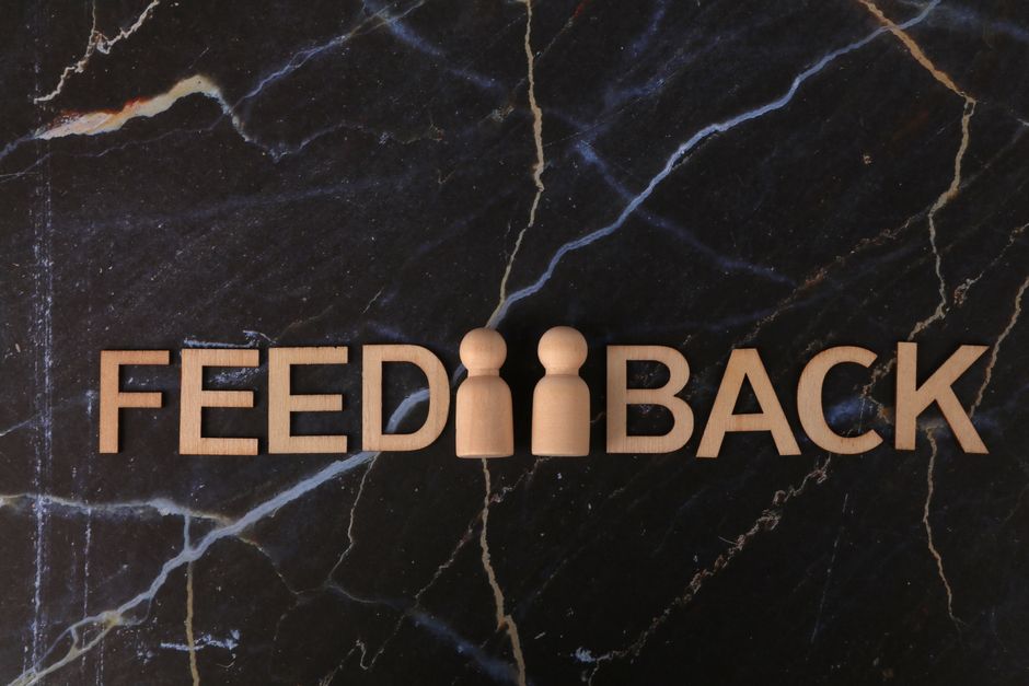 Imagem representando a importância do feedback na gestão de equipes e desenvolvimento empresarial, com elementos visuais que sugerem comunicação e crescimento.