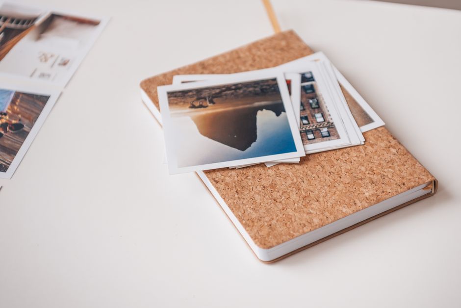 Álbum de fotos com imagens de viagens, sugerindo memórias e recordações de momentos especiais.