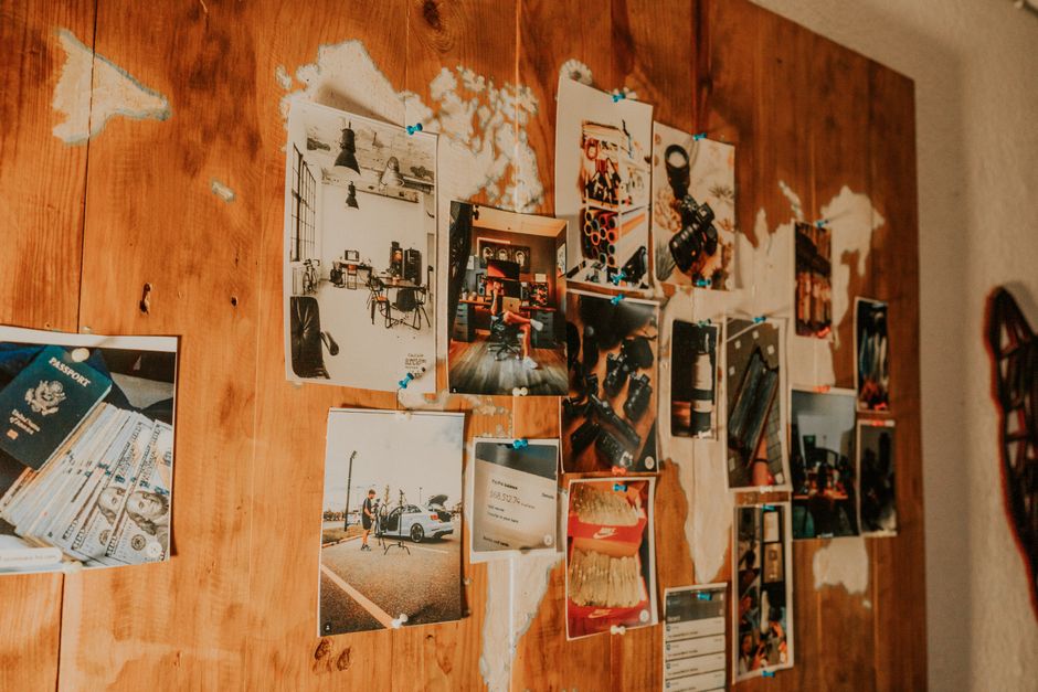 Página de wall decor com uma coleção de fotos em um mural de madeira, revelando momentos e experiências pessoais ou profissionais.