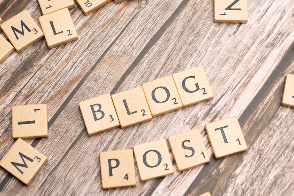 Imagem com peças de dominó formando a frase 'Blog Post', simbolizando conteúdo digital e comunicação online.