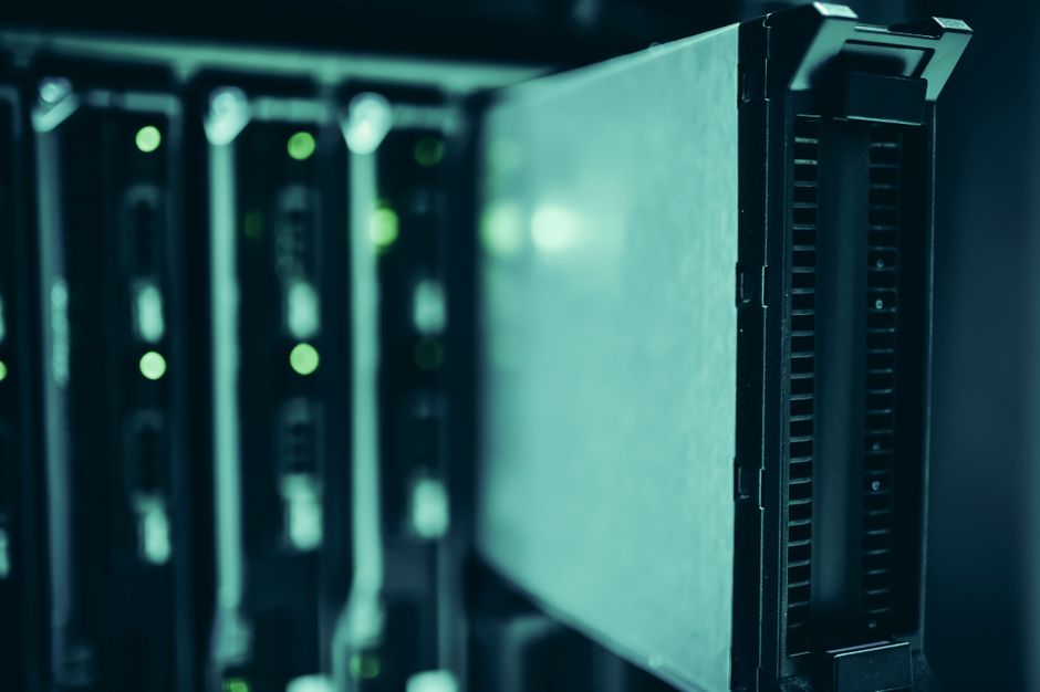 Imagem de servidores de dados em um data center, simbolizando infraestrutura de tecnologia e armazenamento de informações.