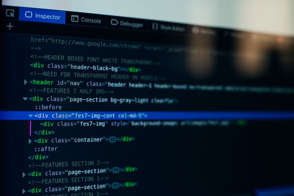 Imagem de uma tela de computador exibindo código de programação, simbolizando tecnologia e desenvolvimento de software.