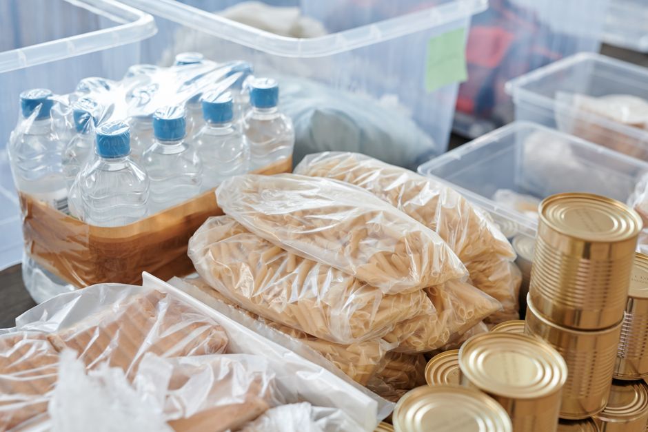 Imagem que mostra alimentos enlatados e embalados, ideal para artigos sobre segurança alimentar ou armazenamento de alimentos em domicilios e estabelecimentos comerciais.