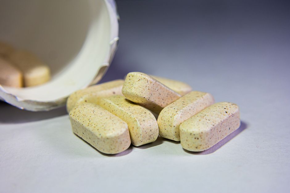 Imagem de medicamentos em forma de comprimidos, representando saúde ou tratamento farmacêutico.