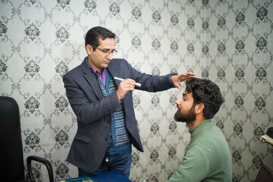 Imagem de um profissional realizando uma avaliação ou consulta, com foco no contexto de saúde mental ou terapia.