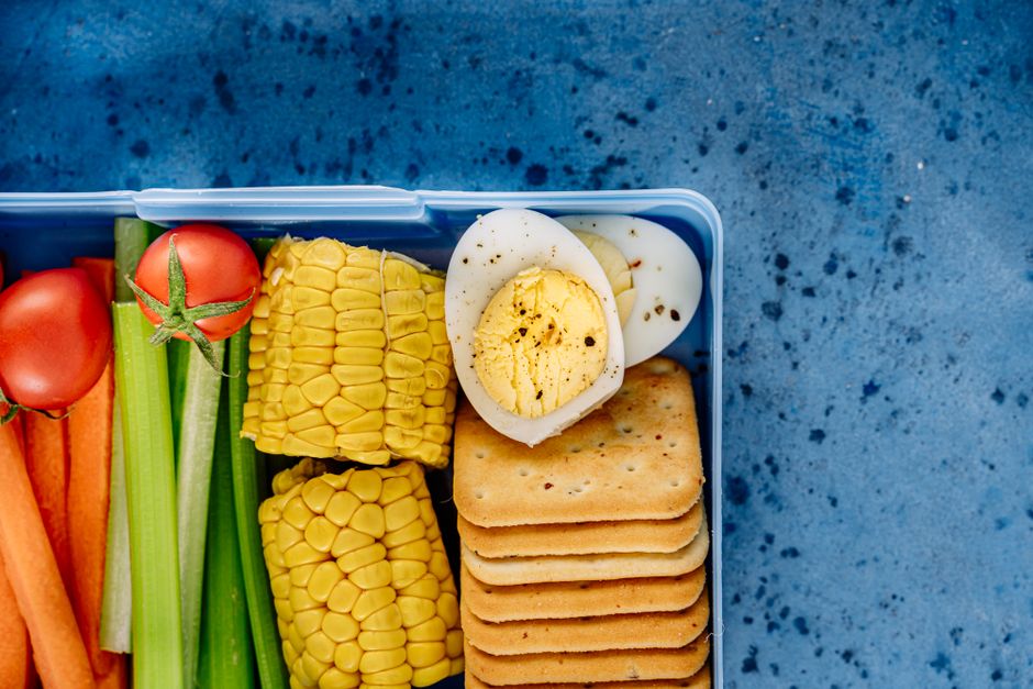 Imagem de uma lancheira com alimentos saudáveis e variados, ideal para destacar opções de alimentação nutritiva para crianças ou adultos.