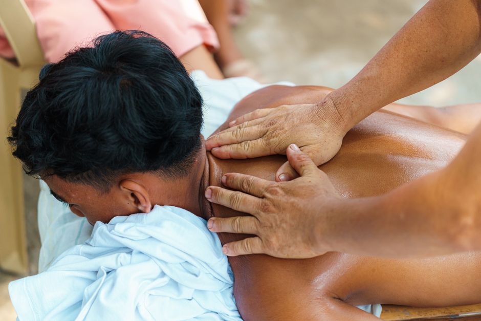 Imagem de uma sessão de massagem relaxante, destacando o cuidado com o bem-estar e o alívio do estresse.
