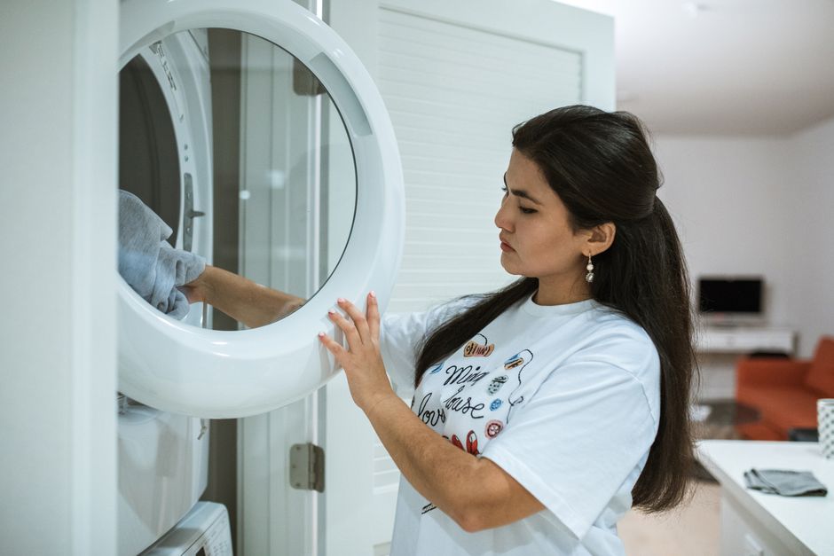 Dicas de cuidados com roupas para quem está começando a morar sozinho em 2026