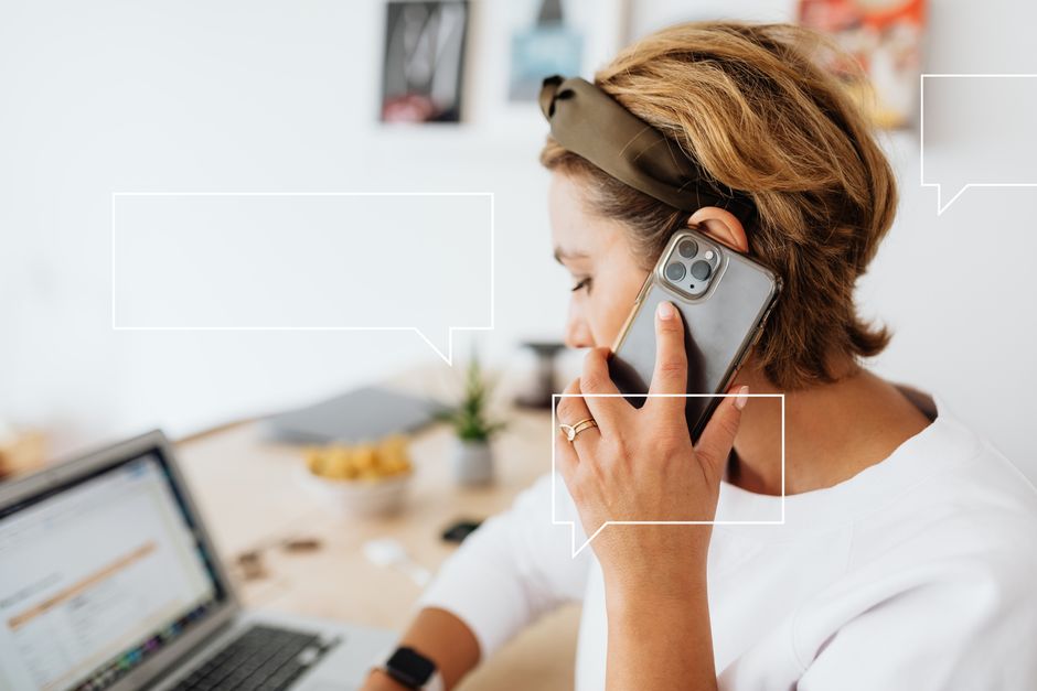 Mulher usando telefone para comunicação profissional ao trabalhar em seu escritório, com foco em interação e produtividade.