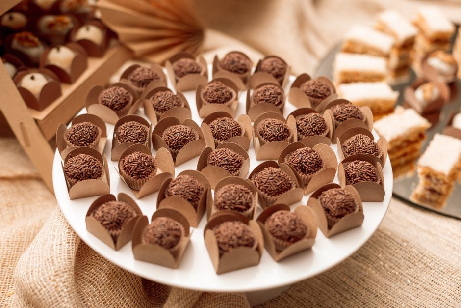 Trufas de chocolate decorativas em uma apresentação elegante para comemorações ou eventos sociais.
