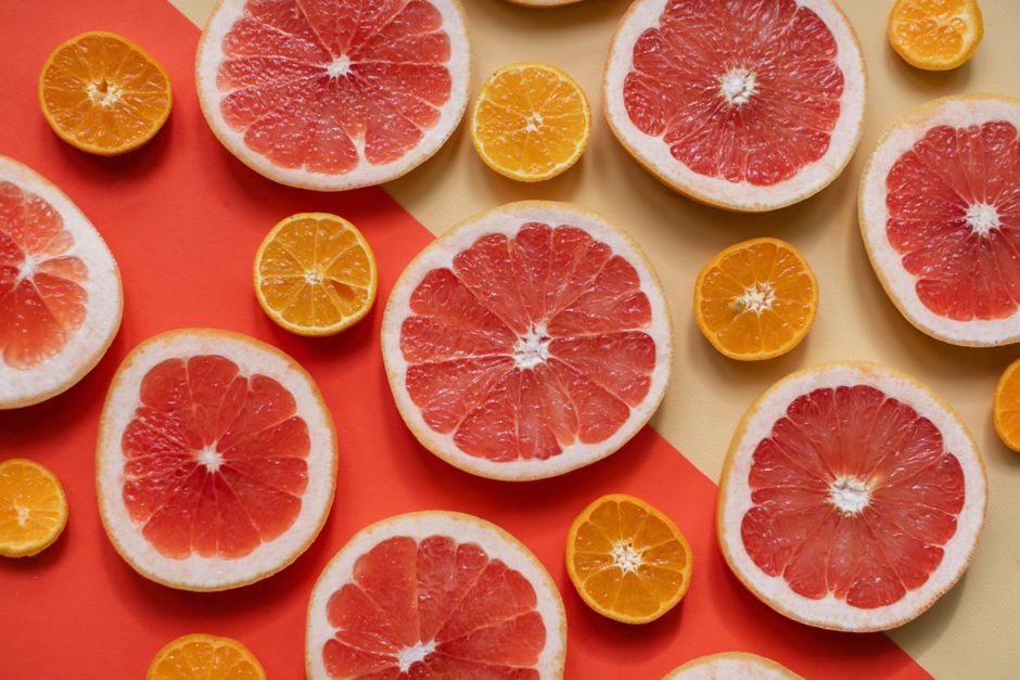 Ilustração vibrante de frutas cítricas cortadas ao meio, destacando o frescor e a variedade de sabores.