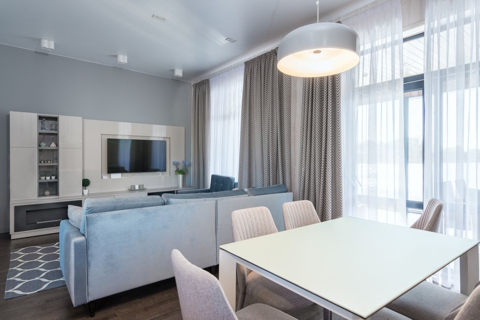 Sala de estar moderna com espaço de convivência, confortável e bem iluminada, ideal para reuniões familiares ou momentos de descanso.