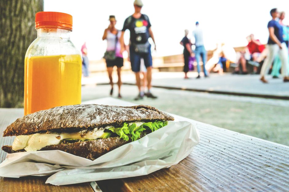 Dicas para manter uma alimentação saudável durante viagens em 2026