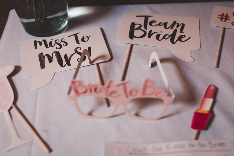 Fotos de acessórios divertidos e mensagens para o casamento, representando o planejamento e a celebração do casamento.