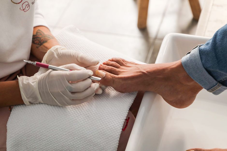 Dicas para cuidar dos pés e unhas em casa em 2026: Guia completo para saúde e beleza