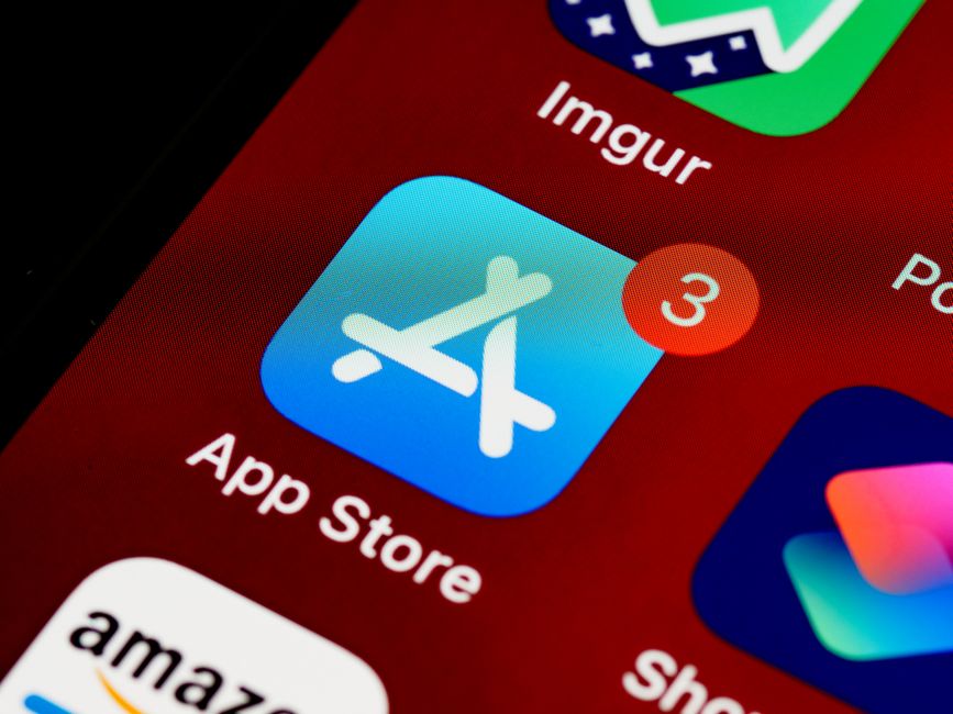 Imagem de smartphone exibindo a loja de aplicativos App Store, simbolizando tecnologia e downloads de aplicativos.