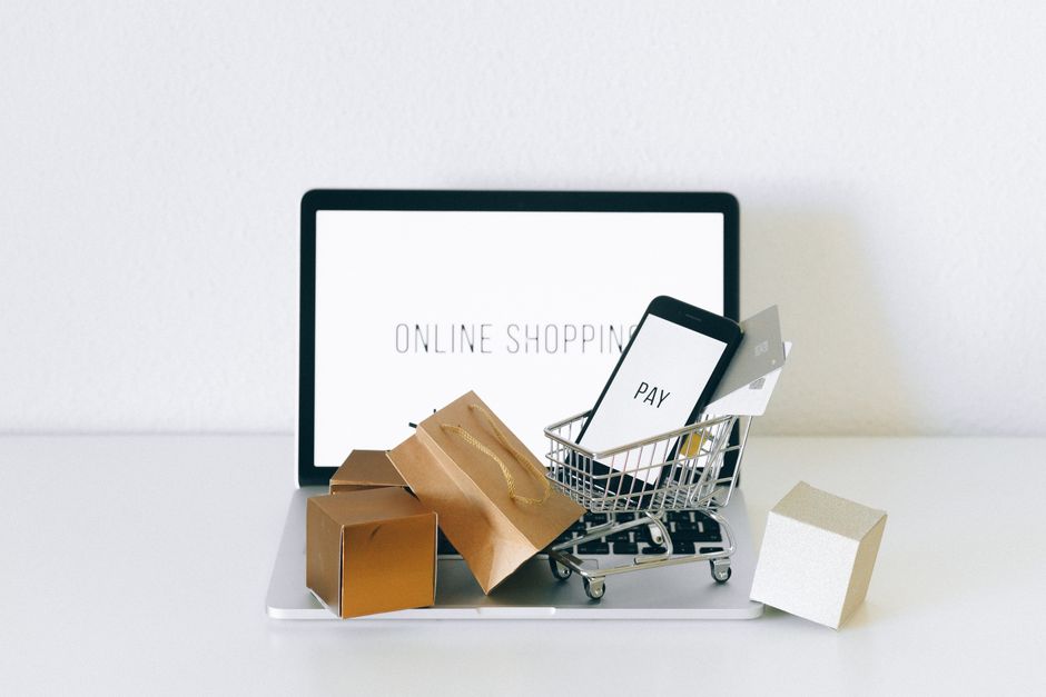 Imagem ilustrando compras online com foco em comércio eletrônico e pagamento digital.