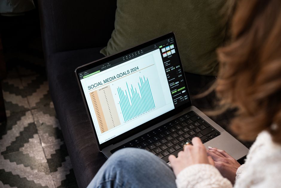 Pessoa analisando dados de metas nas redes sociais em laptop, relacionado ao planejamento de marketing digital.