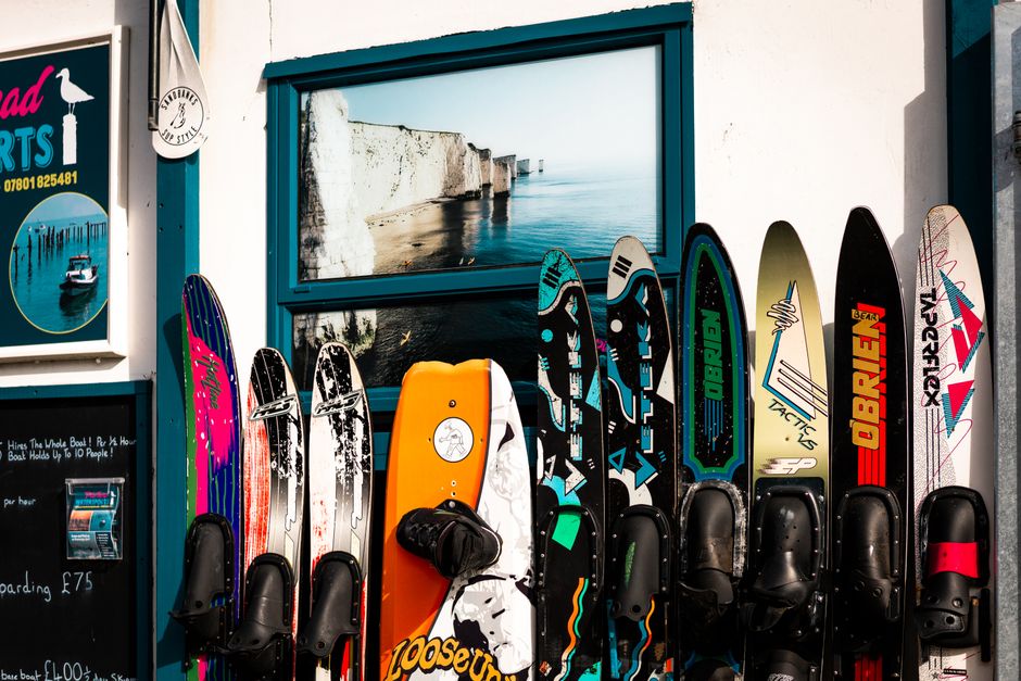 Vitrine com pranchas de stand-up paddle e equipamentos de esportes aquáticos, refletindo atividades ao ar livre e esportes de aventura.
