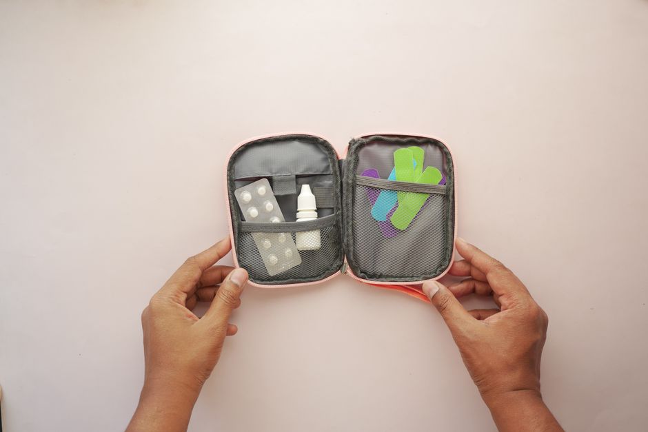 Esto é uma necessaire com itens de primeiros socorros, destacando a importância de cuidados básicos de saúde e prevenção de acidentes.