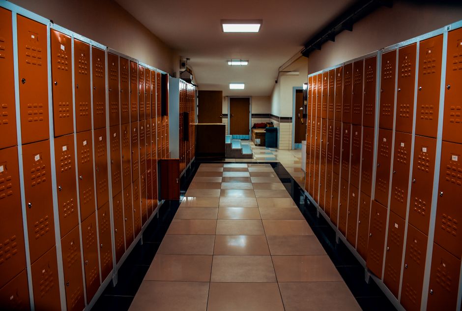 Dicas para manter vestiários esportivos limpos e sem entupimentos em 2026