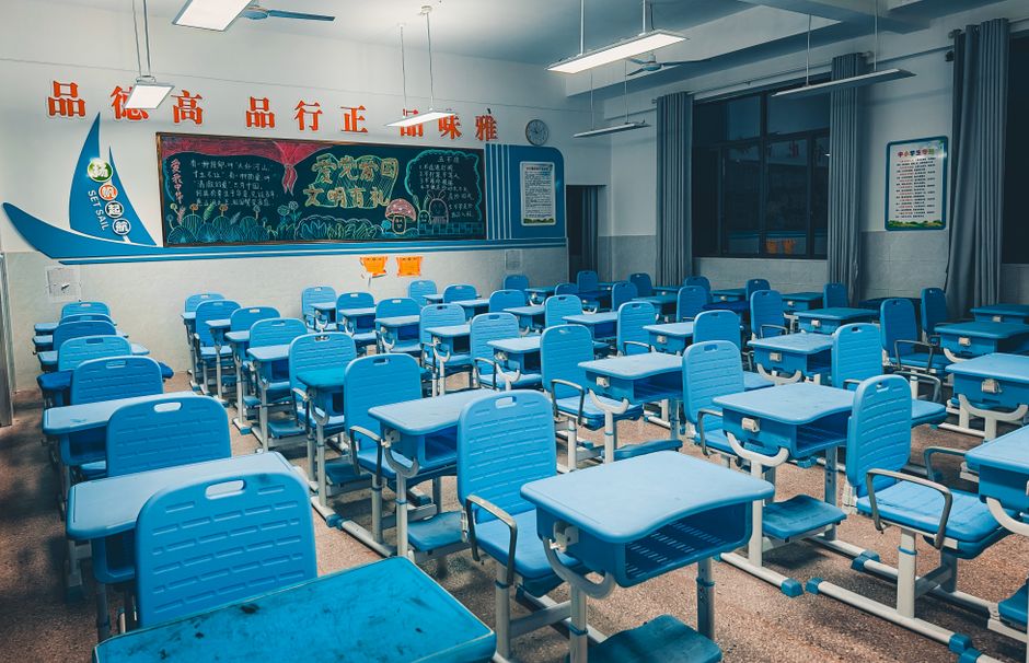 Sala de aula moderna com carteiras azuis organizadas, ideal para artigos sobre educação, ensino ou infraestrutura escolar.