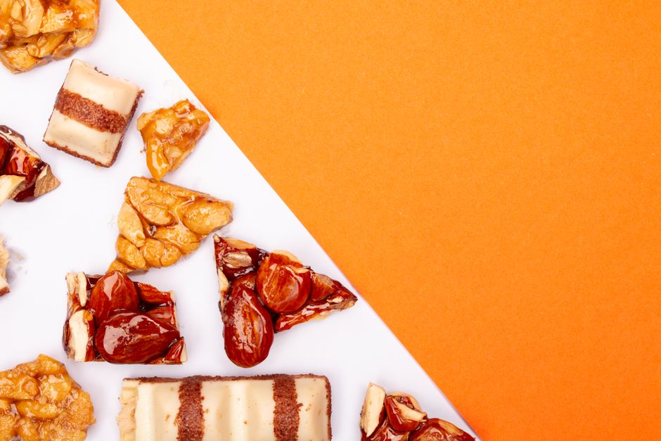 Variedade de barras de chocolate e doces com foco em logística e armazenamento de produtos alimentícios.