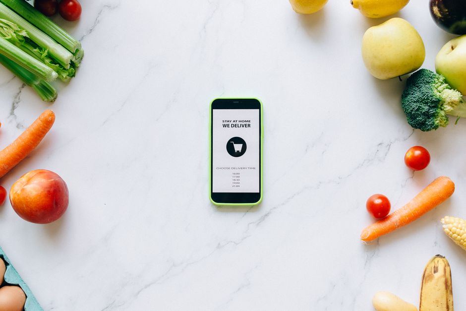 Imagem ilustrativa de compra de alimentos orgânicos com tecnologia de delivery em um ambiente doméstico brilhante.