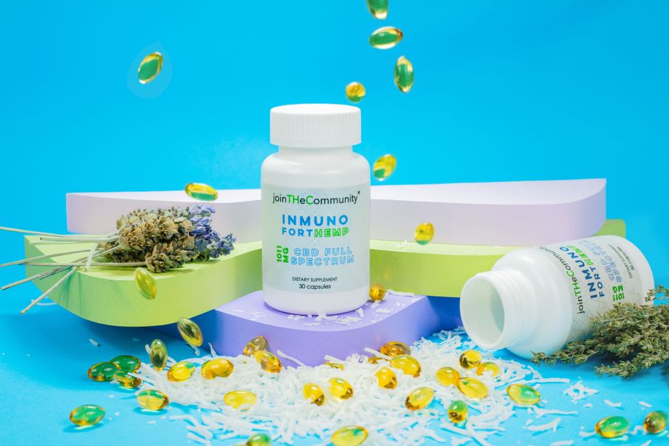 Imagem de suplementos naturais de cânhamo com cápsulas coloridas e plantas medicinais em um cenário vibrante e colorido, transmitindo bem-estar e saúde alternativa.