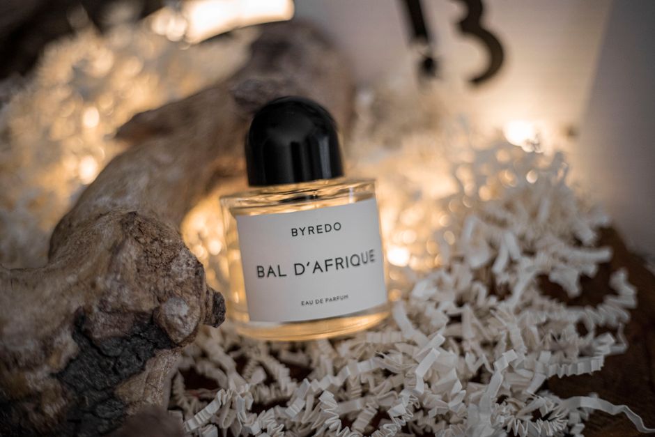 Imagem de um perfume Bal d'Afrique da Byredo, decorado com elementos naturais e iluminação suave, evocando elegância e sofisticação.
