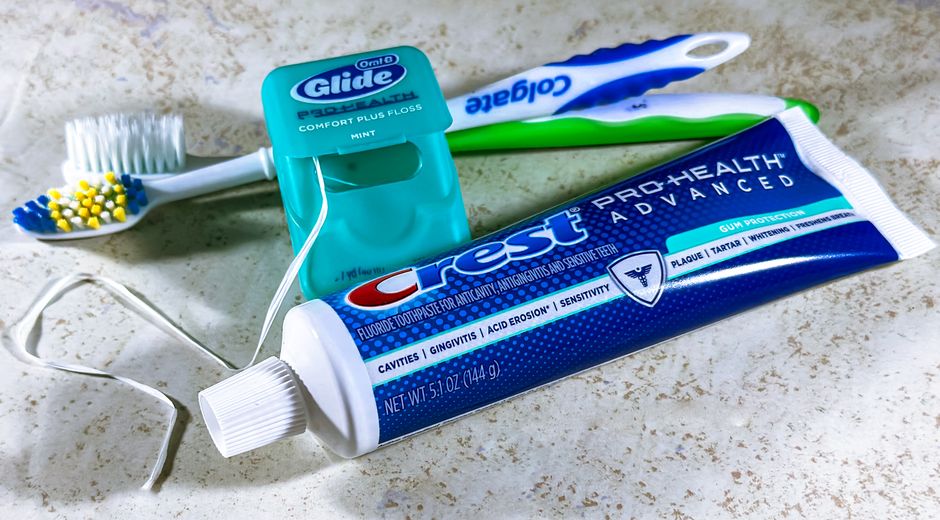 Imagem de materiais de higiene bucal utilizados na rotina de cuidados com os dentes e saúde oral.