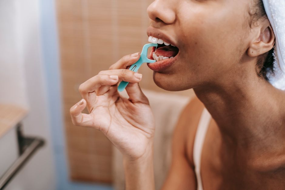 Pessoa realizando a higiene bucal usando escova de dentes para manter a saúde oral.