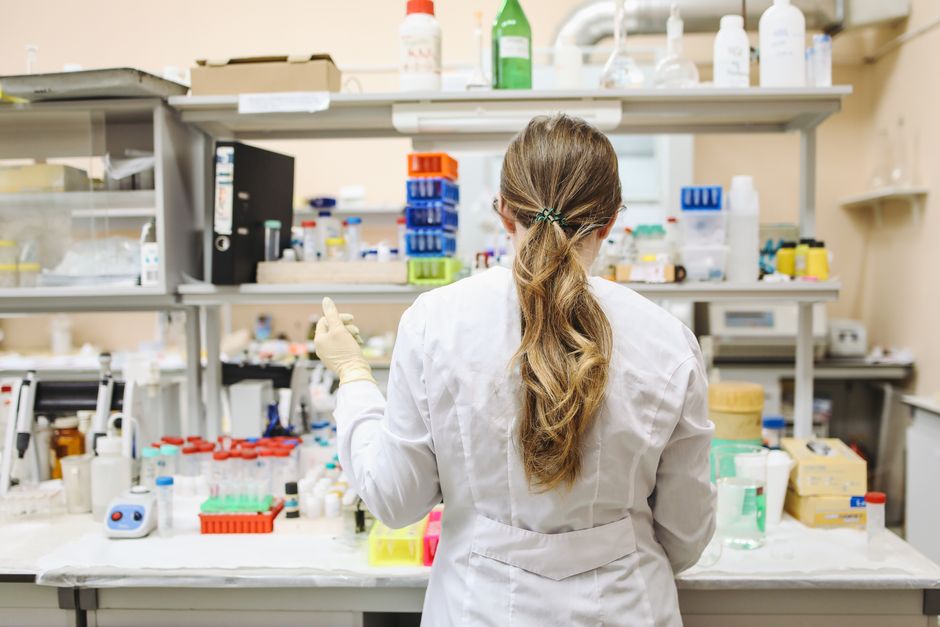 Imagem de uma cientista realizando experimentos em um laboratório, destacando a pesquisa e inovação científica.