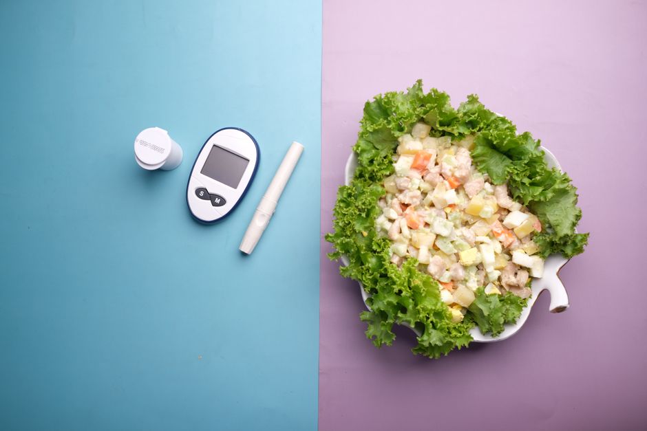 Imagem que mostra uma combinação de elementos relacionados à saúde e bem-estar, destacando a importância do controle do diabetes e uma alimentação saudável.
