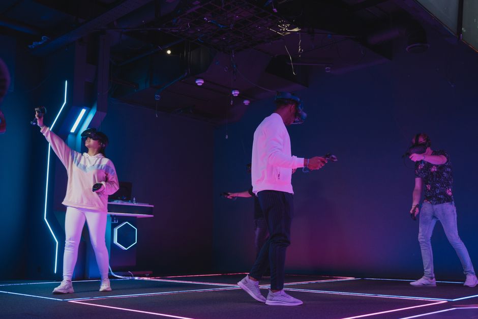 Pessoas utilizando realidade virtual em ambiente de entretenimento ou experimentação tecnológica.