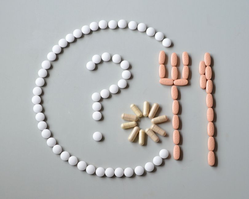 Imagem ilustrando a relação entre medicamentos e questões de saúde, com vasculhas formando a palavra 'CRM' em destaque.