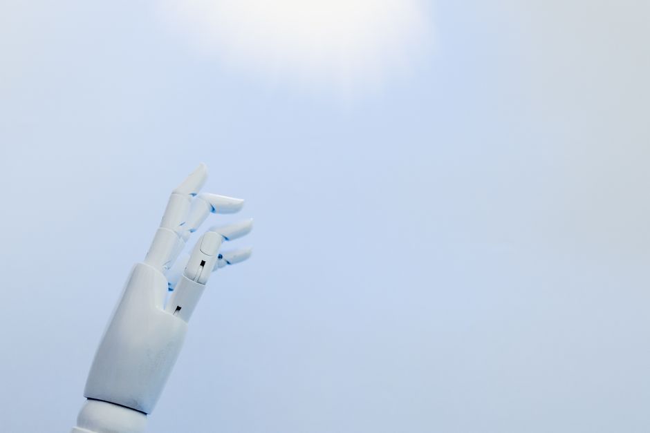 Robô humanoide simula gestos ou comunicação, simbolizando tecnologia e inteligência artificial.