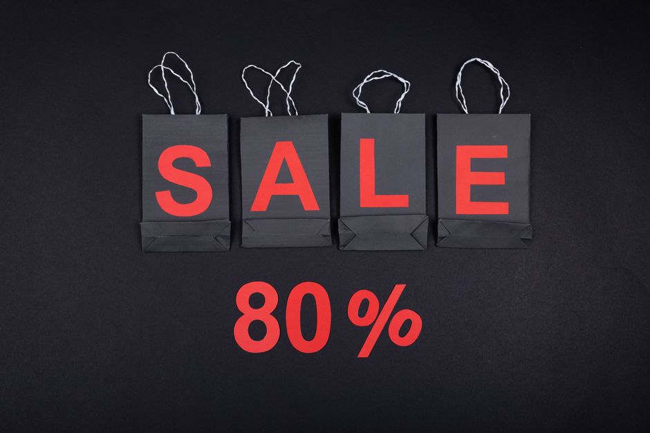 Imagem de sacolas de compras com letras formando 'SALE' e um desconto de 80%, simbolizando promoções de vendas e descontos.