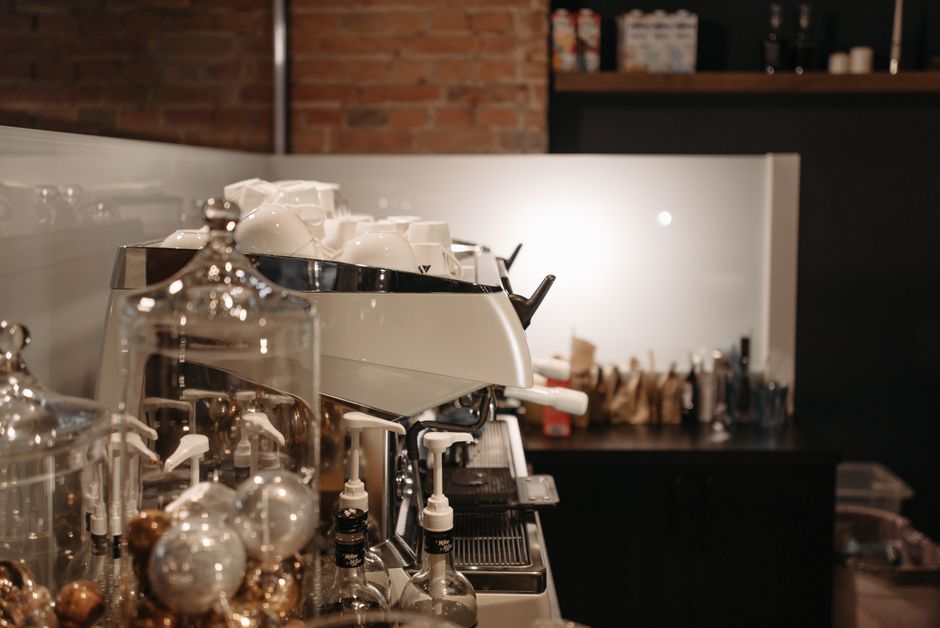 Dicas para montar um café ou cafeteria de sucesso em 2026: guia completo