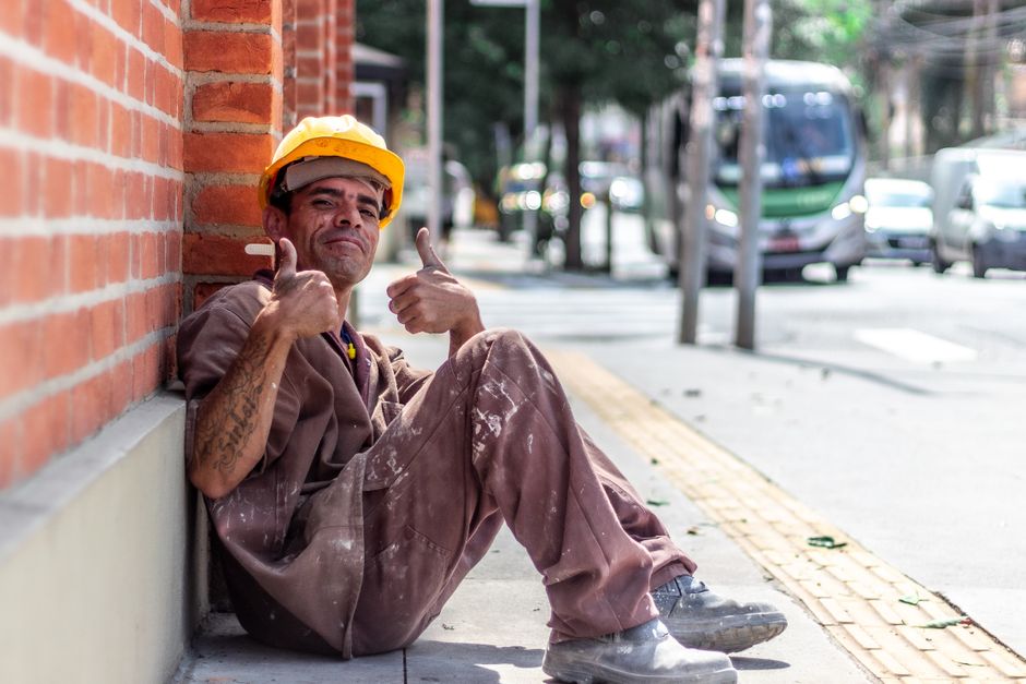 Dicas para evitar problemas nos pés durante reformas em casa em 2026