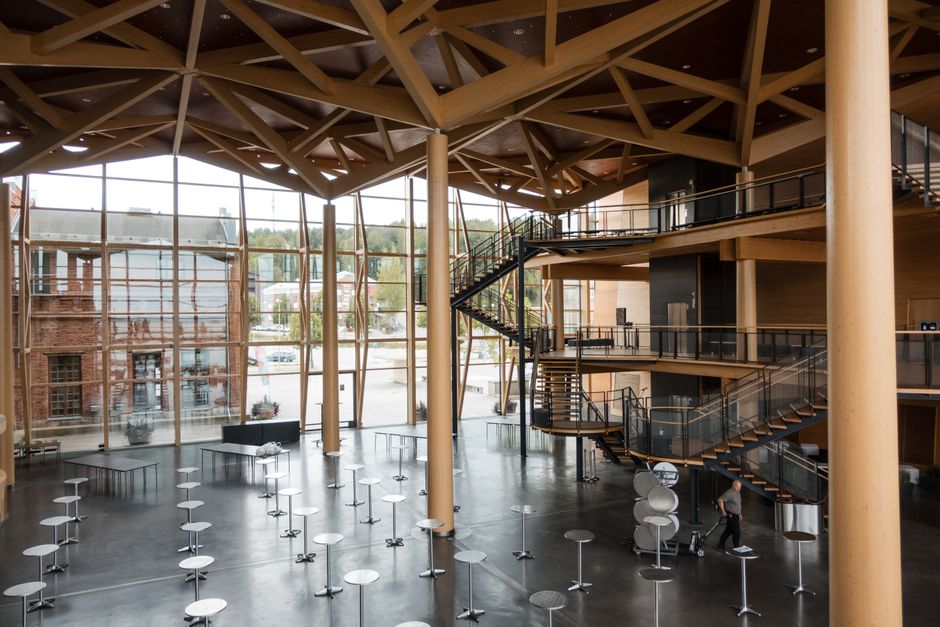 Espaço contemporâneo de coworking com design inovador, emphasizing criatividade e colaboração em ambiente aberto.