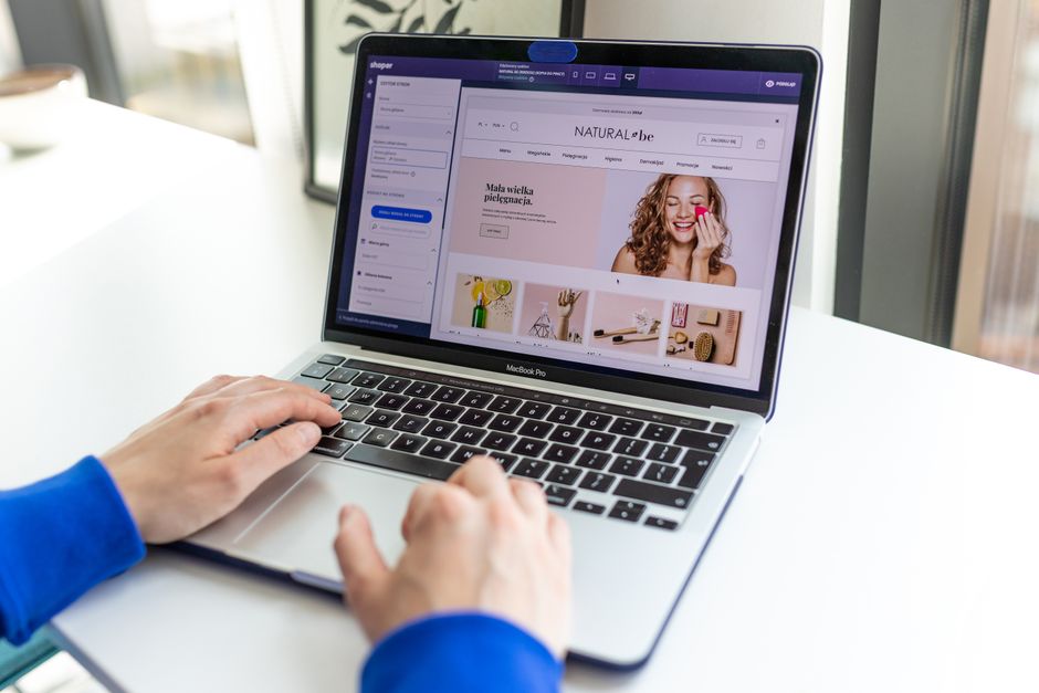 Pessoa navegando em um site de e-commerce no laptop, explorando opções de produtos de beleza e cuidados pessoais.