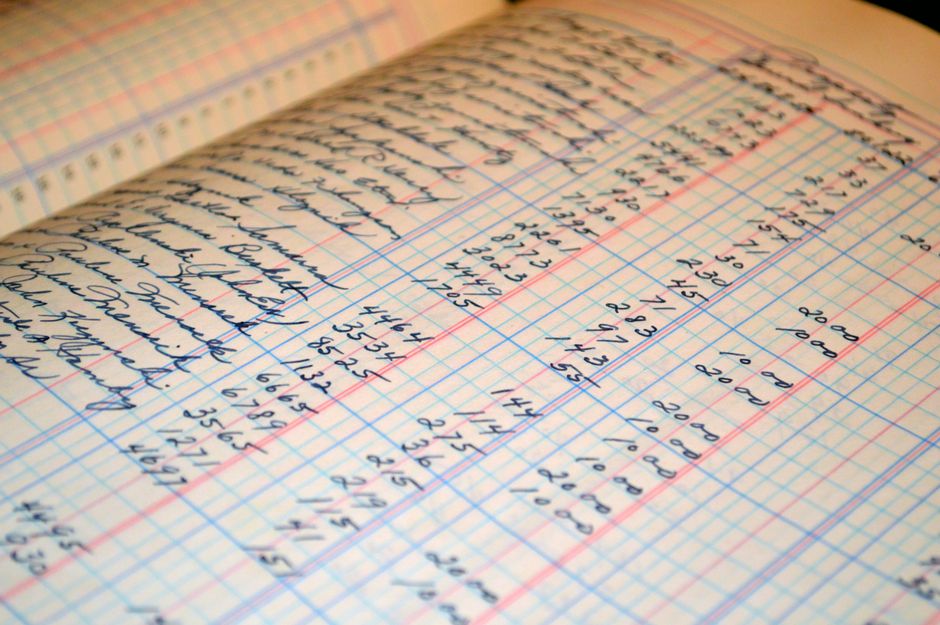 Página de caderno com anotações detalhadas de finanças pessoais, ilustrando planejamento e controle financeiro.