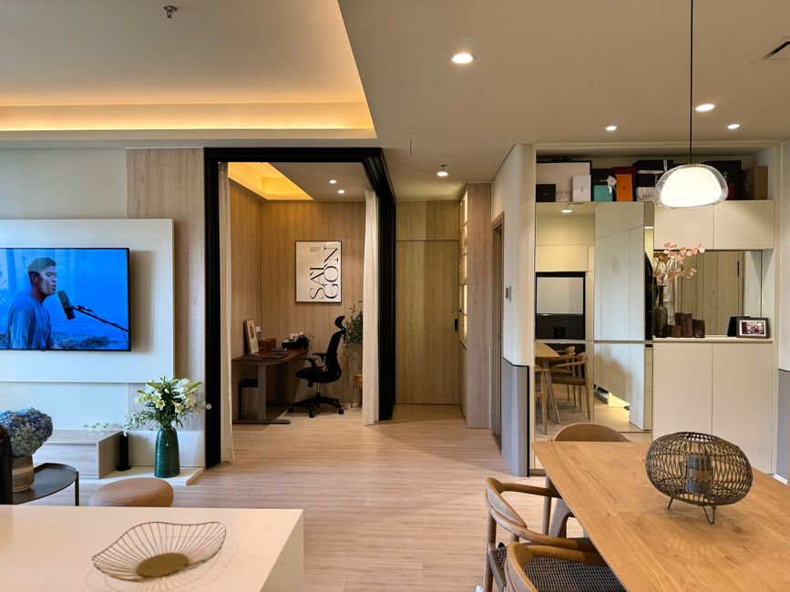 Espaço de convivência moderno e acolhedor, combinando ambiente de lazer e trabalho com elementos decorativos elegantes.